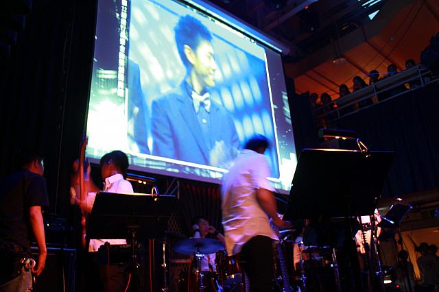 金曲奨で韋禮安が最優秀新人賞を受賞した時の映像がスクリーンに映し出され、韋禮安が登場！