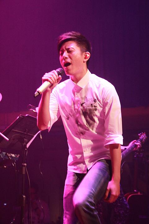 ナビが印象的だったのは、ラスト一曲の前にファンのリクエストに答えてアカペラで歌った『好天気』。その爽やかな歌声によって、タイトル通り良いお天気の時に感じるような軽やかな気分になりました。