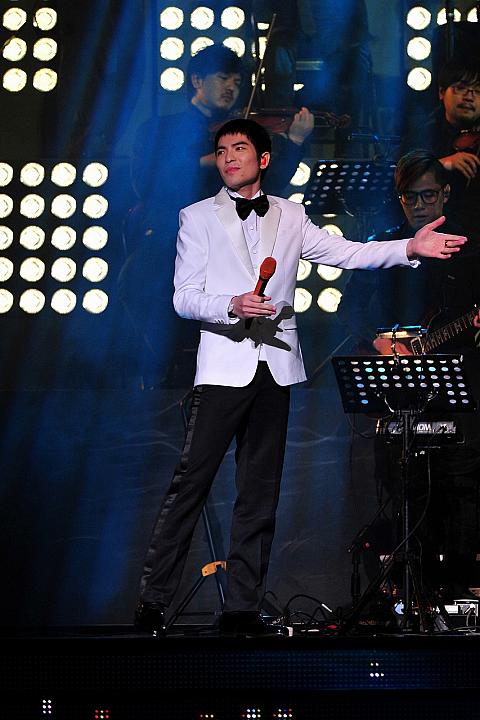 弦楽器と共に壮大に歌い上げた「蕭敬騰」<br>画像提供：台視