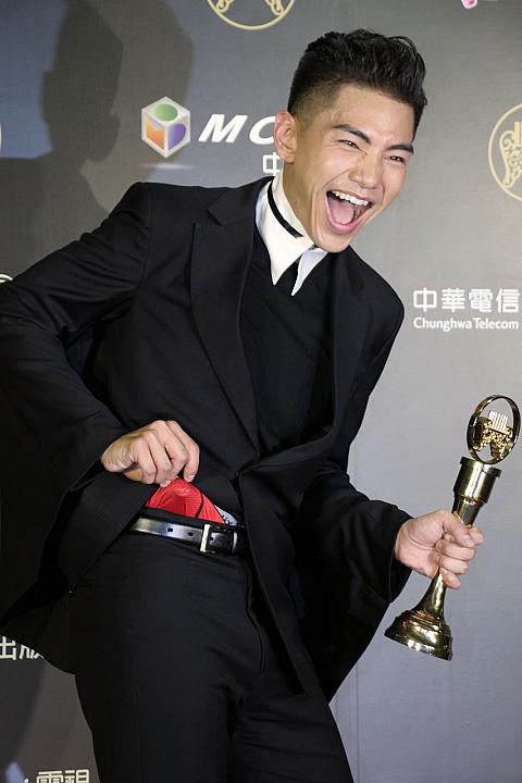 うれしさを爆発させ、幸運の赤パンツを披露！