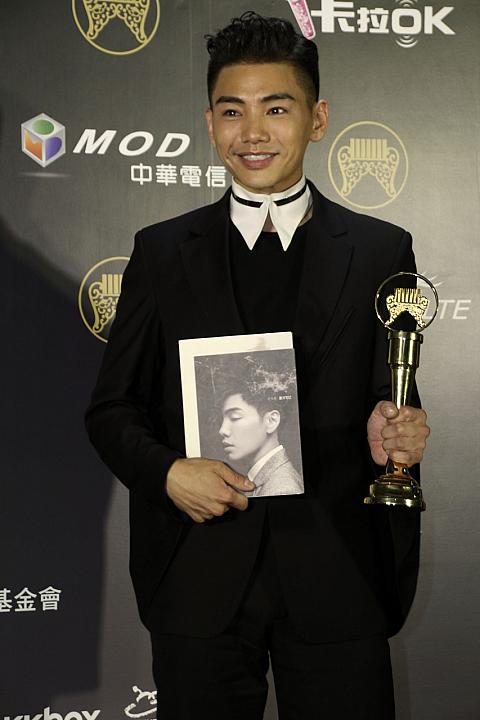 最佳單曲製作人獎に輝いた「孔令奇」。自身のCDを持ってプレスルームに登場（笑）