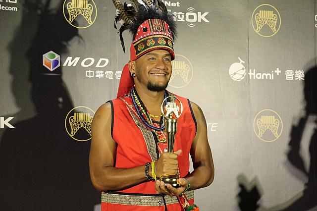 アミ族の服装で登場した「張震嶽」。口下手ながらも喜びを語ってくれました