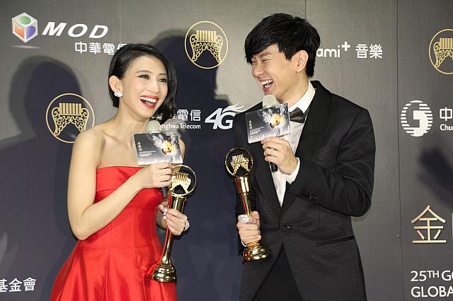 受賞後のトークは2人とも弾けんばかりの笑顔！！