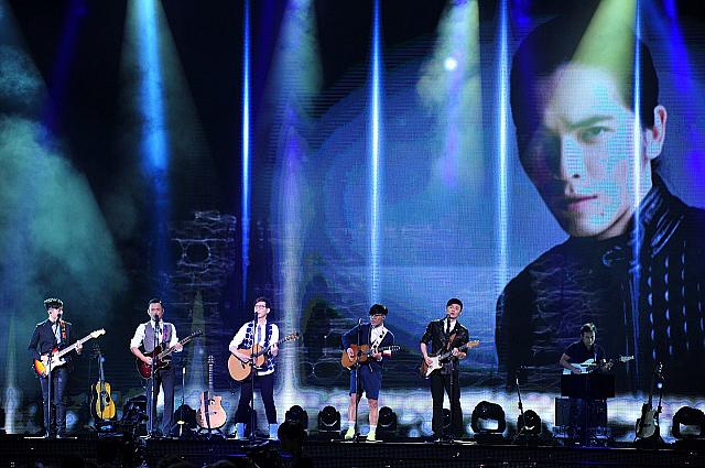 「盧廣仲」「韋禮安」「范逸臣」「品冠」「李榮浩」の5人で紡いだ「王者之聲」。歴代受賞者の代表曲を熱唱！<br>画像提供：台視