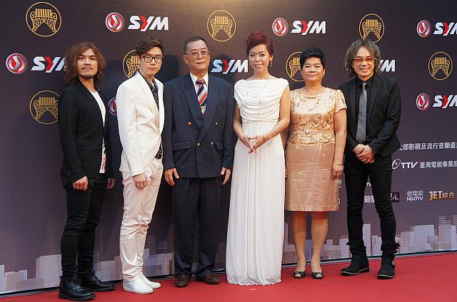 今回のレッドカーペットは家族や恋人などと一緒に歩くアーティストが多数♪