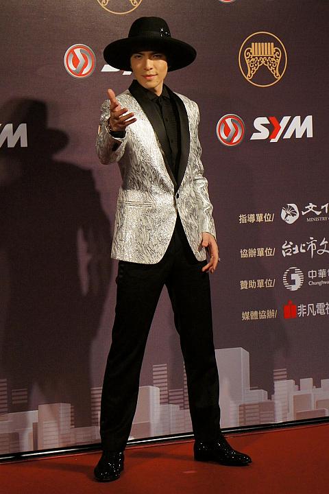 ドエライ歓声が上がる中、独特のポージングで楽しませてくれましたよ