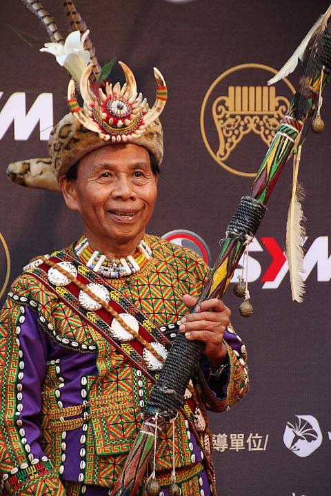 ルカイ（魯凱）族出身の彭水光さんは、奥様と一緒に登場！歩くたびにシャカシャカと音がして、動く楽器のようでした