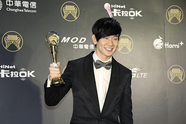 第15回の「最佳演唱新人獎」に選ばれて以来、何度も「最佳國語男歌手」にノミネートされながら受賞まで至らなかった「林俊傑」。今年の「最佳國語男歌手」に選ばれて、やっと笑顔を見せてくれました！