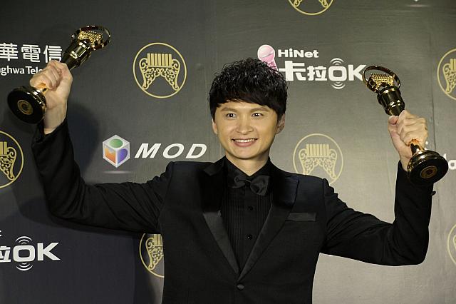 数々の強敵を抑えて「最佳台語男歌手獎」と「最佳台語專輯獎」を獲得した「陳建瑋」。ファーストアルバムでのダブル受賞です。曲調は演歌ではなく、いまどきの感じでしたよ