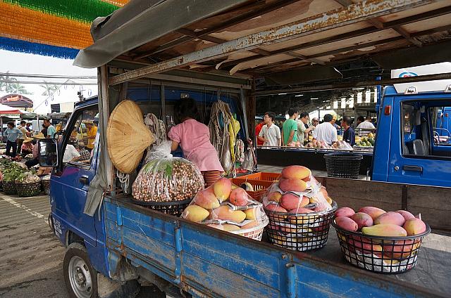 トラックに載せて随時運ばれてきます