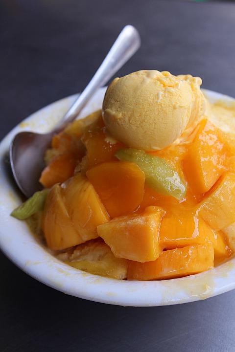 じゃぁ～～ん！ここの特徴はやっぱりカットマンゴーの大きさですよね～