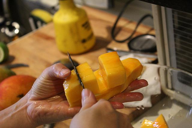 ちょいちょいちょい～とカットするだけ～。お客さんも挑戦してみましたが、途中であえなくリタイア…。