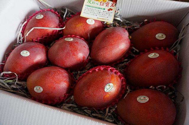 段ボールに入ったマンゴーはちょっとお高め。でもおいしそう～♪