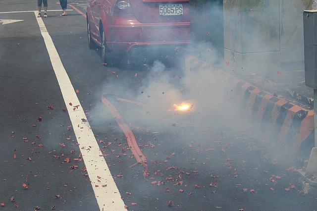 商売繁盛を願って爆竹～♪