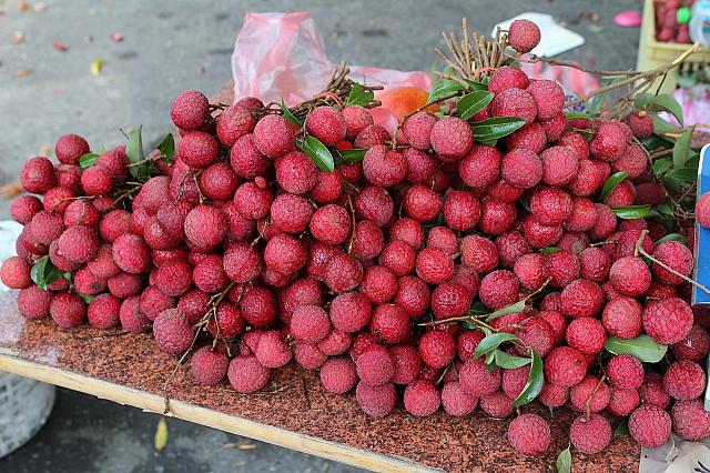 新種のライチ「拉鍊荔枝（チャックライチ）」も売っていました。このライチにはチャックのように一本の線が入っていて、この線に沿って力を入れると真っ二つに殻が割れるんです！そして甘くてジューシーでした～