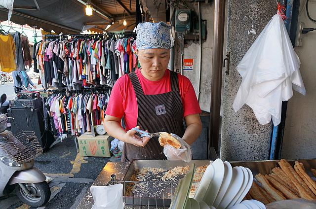 「我要加油條」と伝えれば、ハサミで焼餅を切って