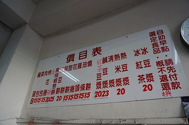 店員さんも多いのですが、お客さんはそれよりも多し。店内に入ると、自分で好きな物取って～と言われます