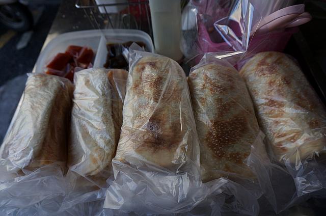 人気商品の焼餅はお持ち帰り用にすでにビニールに入れられています