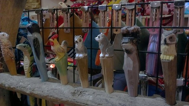 一本、一本、丁寧に手作りで彫られた動物のペンを発見！