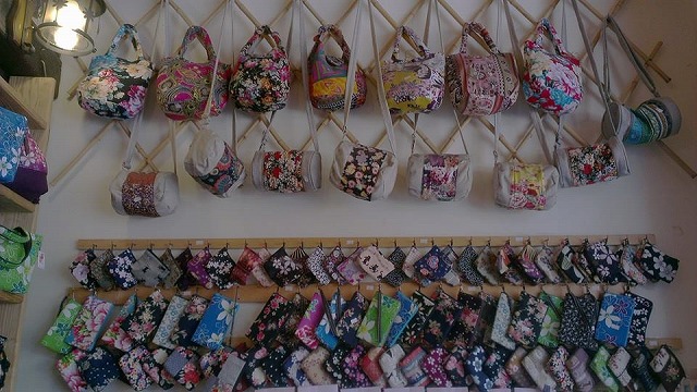少し歩いてから、可愛い雑貨屋さんを発見！客家族の伝統的な布、「客家花布」と呼ばれる布地で作られた小物や雑貨がお店に並んでいました。