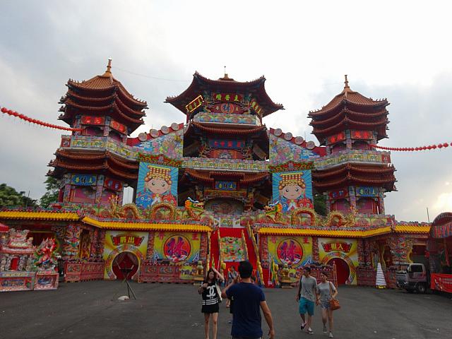 旧暦7月は、台湾では「鬼月」と呼ばれ、あの世の霊がこの世に戻ってくると考えられています。その中で一番の盛り上がりを見せるのが旧暦7月15日前後の「中元節」。日本で言うお盆のようなものです