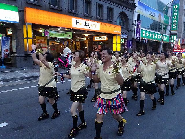 お年を召されても、性別がどうであれ、みんなパレードに参加です！