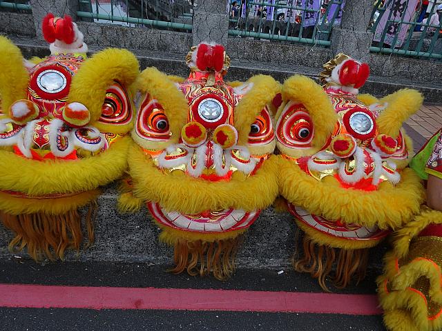 旧暦7月14日（2014年は8月9日）の夕方からパレードが行われ、夜中には水燈頭と呼ばれる神輿のようなものに火をつけ、海へ流します。まるで長崎の精霊流しのようです