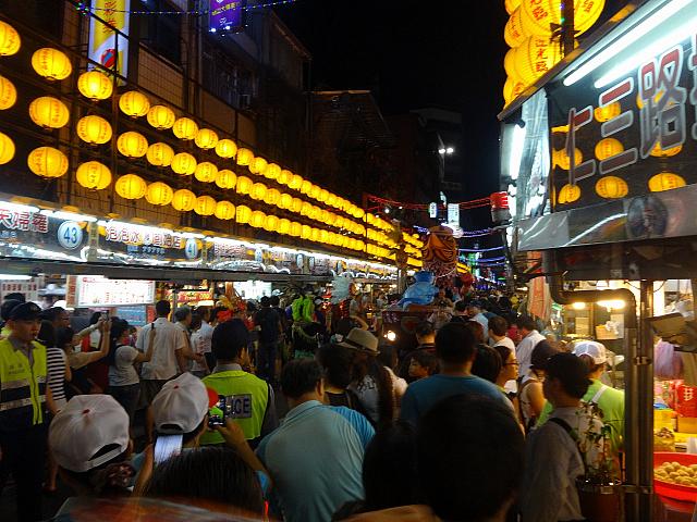 でも、この日はおちおち食べ歩きもできないのです・・・