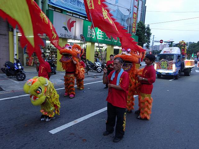 このミニ龍にはちびっこが中に入っていました～