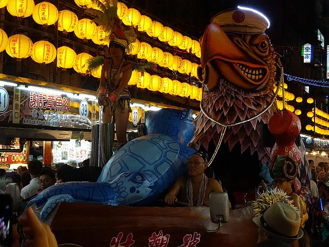 それは・・・夜市の中もパレードのルートになっているからなんです！