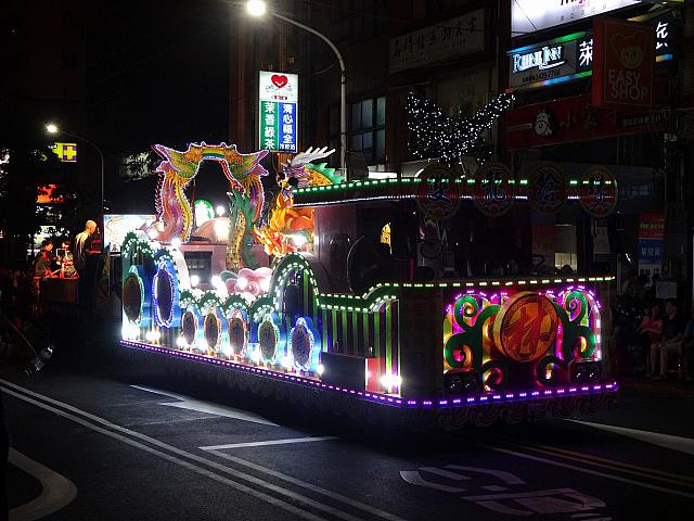 暗くなってくるとライトアップまで！