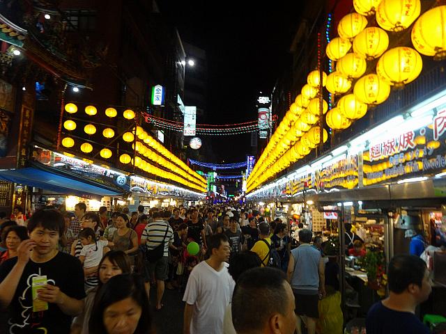 基隆と言えばこの黄色い提灯が有名な「基隆廟口夜市」が有名ですよね～