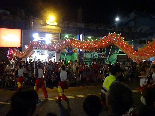 龍は電飾をつけて派手ですね～。動きもなかなか派手でしたよ！