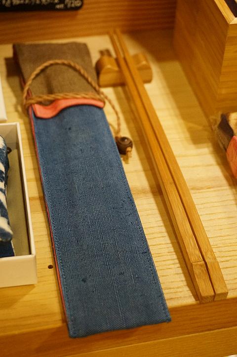 箸、箸置き、箸入れがセットで680元。ちょっといいお値段なのは、箸入れが天然染めされてあるから。優しい色で見ただけでいいものだわぁ～というのが感じられますよ