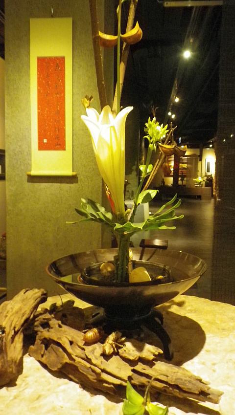 お店の各所に置かれている生け花。