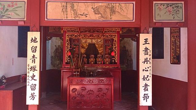 こちら本堂には5人のお妃様の御神体が祭られていました。