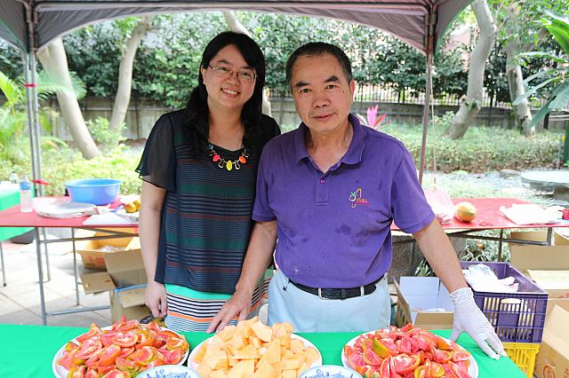 今回のテーマであるフルーツの代表は、莉莉水果店、オーナーと娘さんです