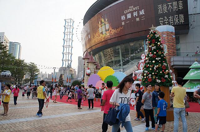 高雄アリーナの横にある漢神百貨前でクリスマスの飾りつけを発見♪