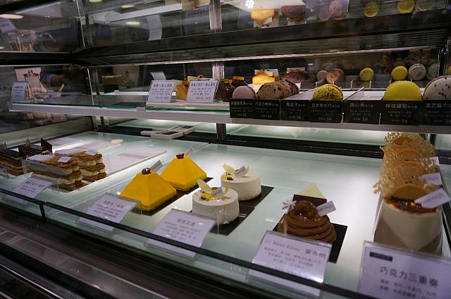ショーケースには見た目もおいしいケーキが♪