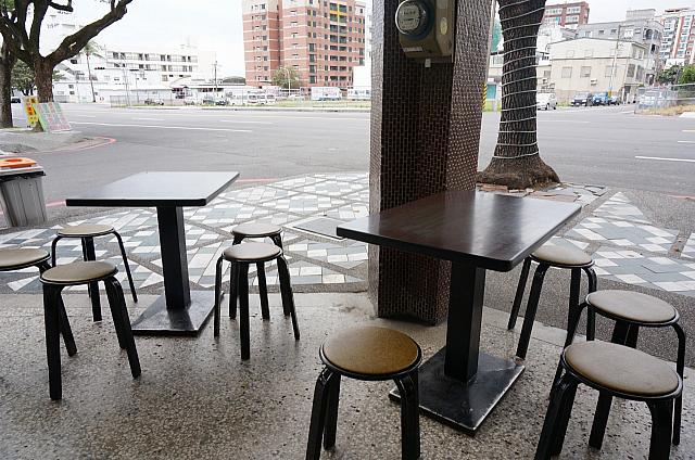 でも、外の風を感じながら食べるとおいしさがアップするように思うのはナビだけ？