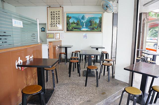 簡単な椅子と机が並べられているだけの簡素な店内