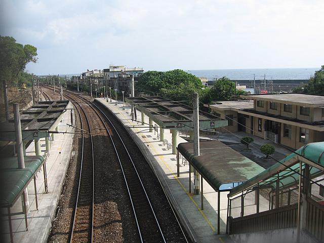 海のすぐ近くの駅です。