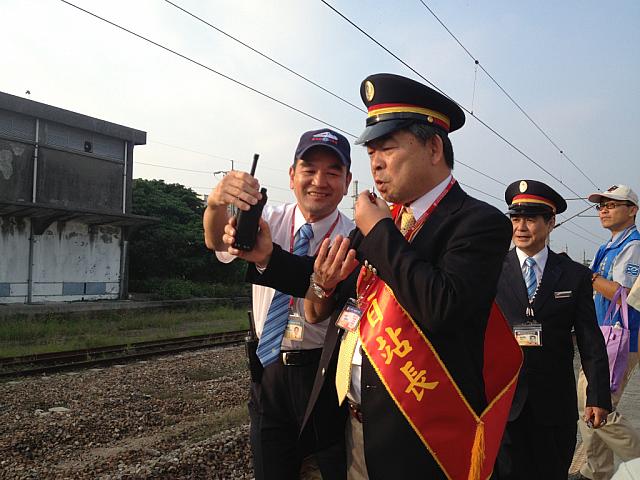 中里さん、電車の出発の仕方を教えてもらっています。