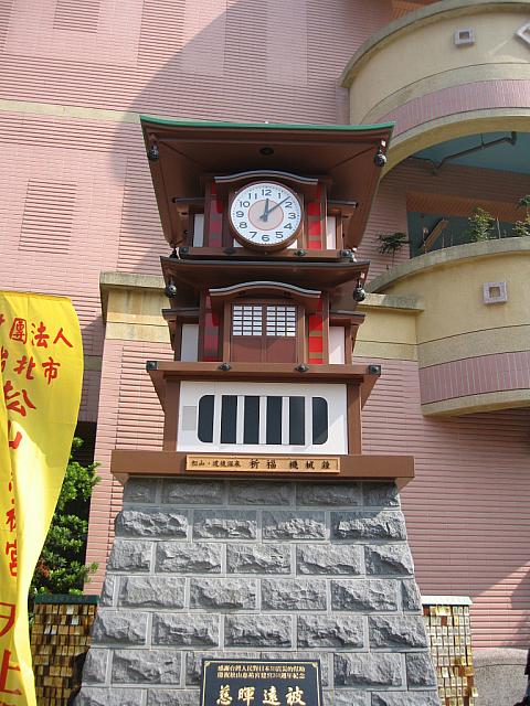 こちらが松山道後温泉からのからくり時計。かなり立派です。