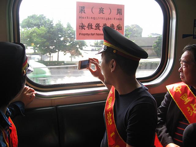 電車から海が見えますよ。