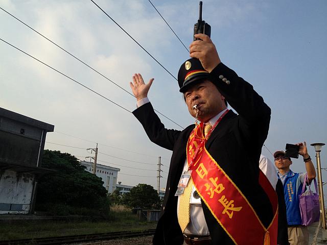 運転手に合図を出して、決まってます！