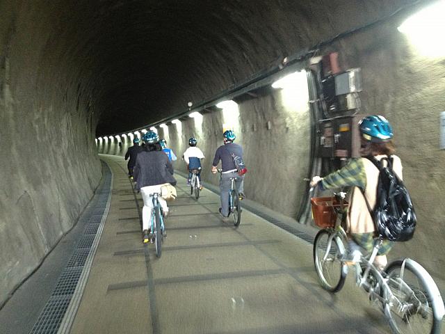 トンネル内は涼しく、すいすい進んでいきます。