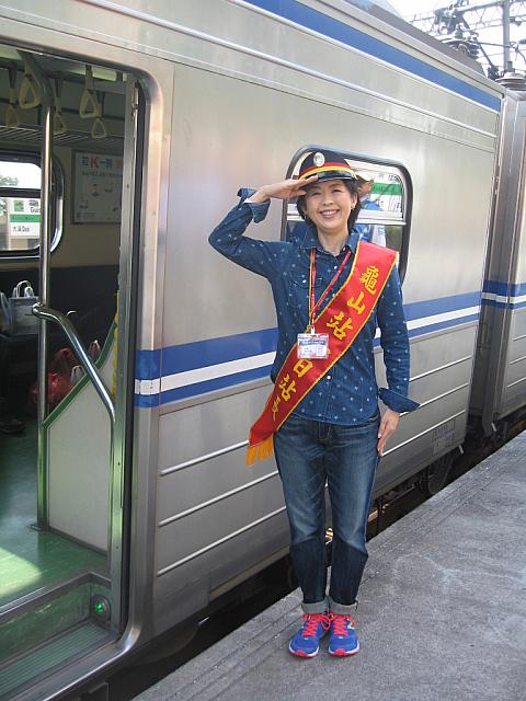 一日駅長の亀山さん、これからこの電車に乗っていきます。
