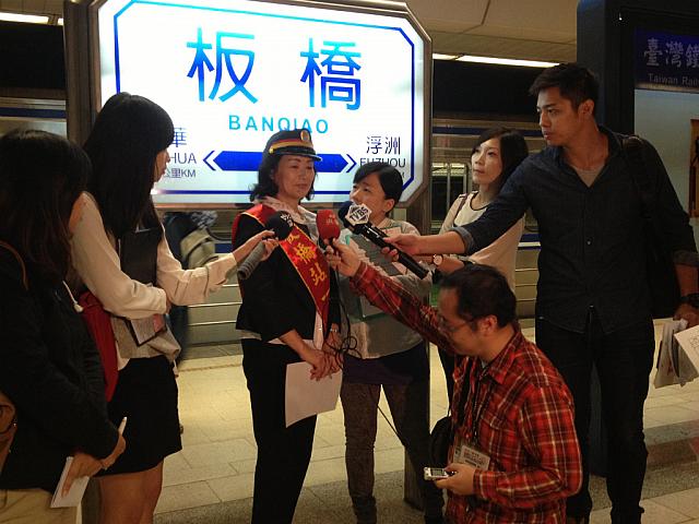 板橋さん、台湾のメディアの取材を受けています