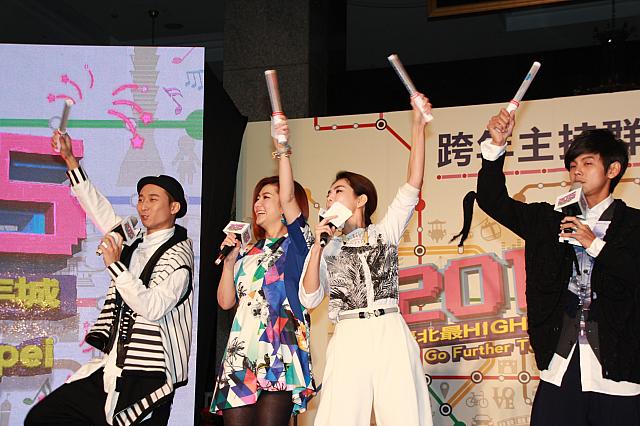 今年は来場された方へのプレゼントとして1万本のペンライトを用意♪ペンライトを持ってライブを楽しめるなんて楽しそう！<br>このペンライト、一見普通のペンライトですが…